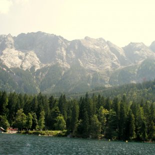 Vācija. Pilsēta Garmisch. Alpu kalni un Eibsee ezers.